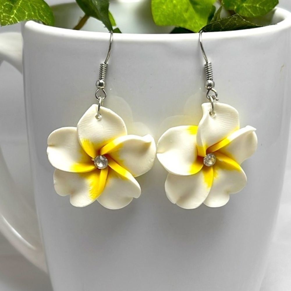 💛White Plumeria Dangle Earrings
